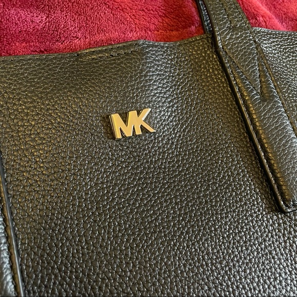 LIKE NEW. Authentic Michael Kors Large Tote Bag - Picture 3 of 5